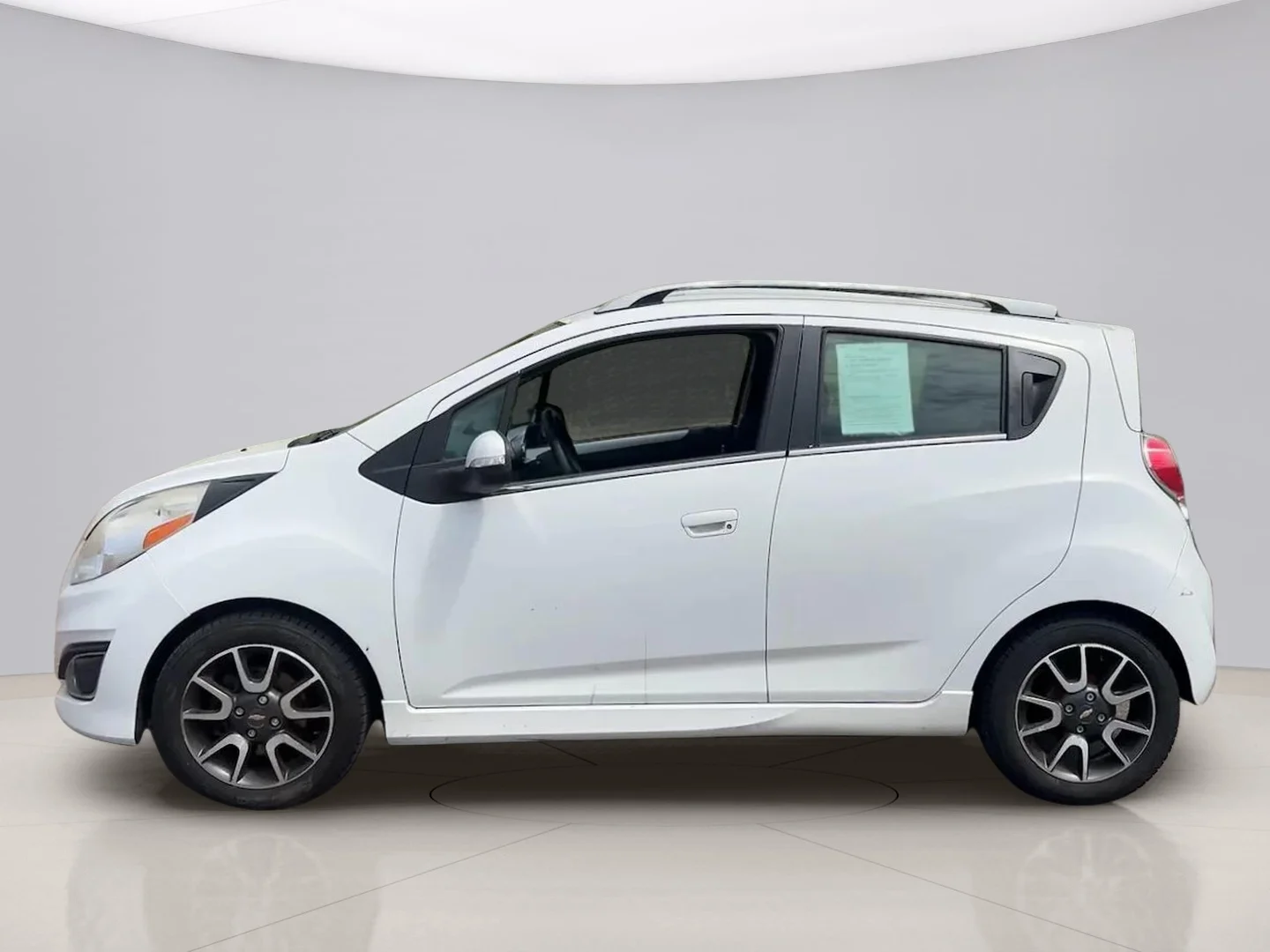 Used 2014 White Chevrolet  image 2