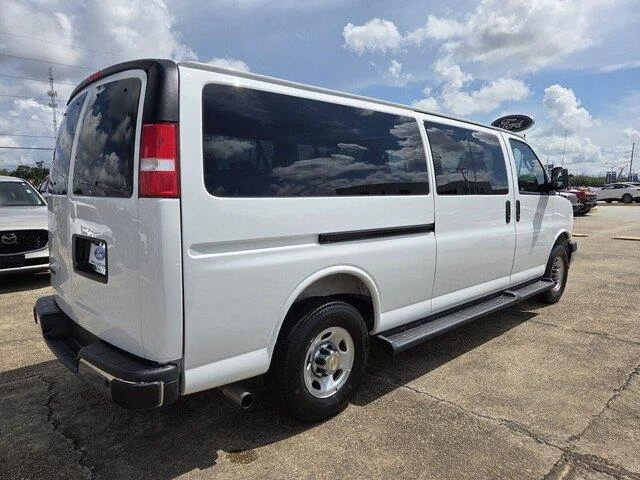 Used 2025 Summit White Chevrolet LT image 5