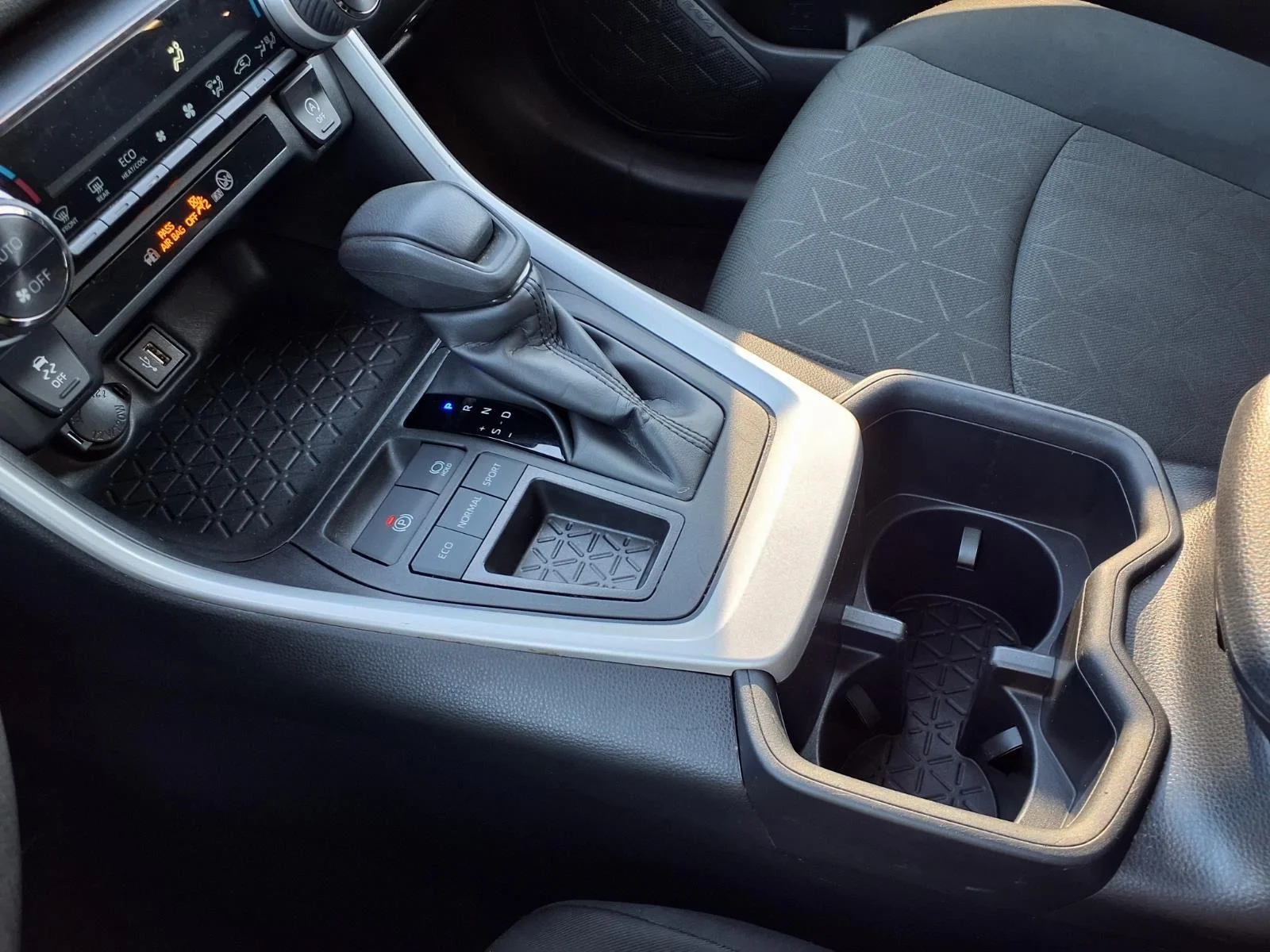 Used 2024  Toyota XLE image 6
