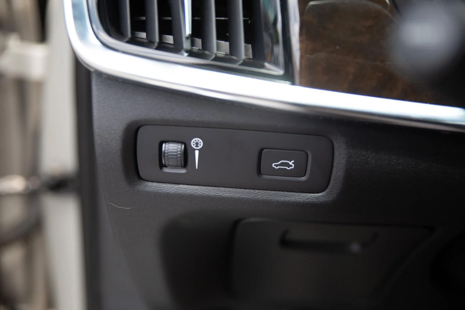 Used 2018  VOLVO  image 16