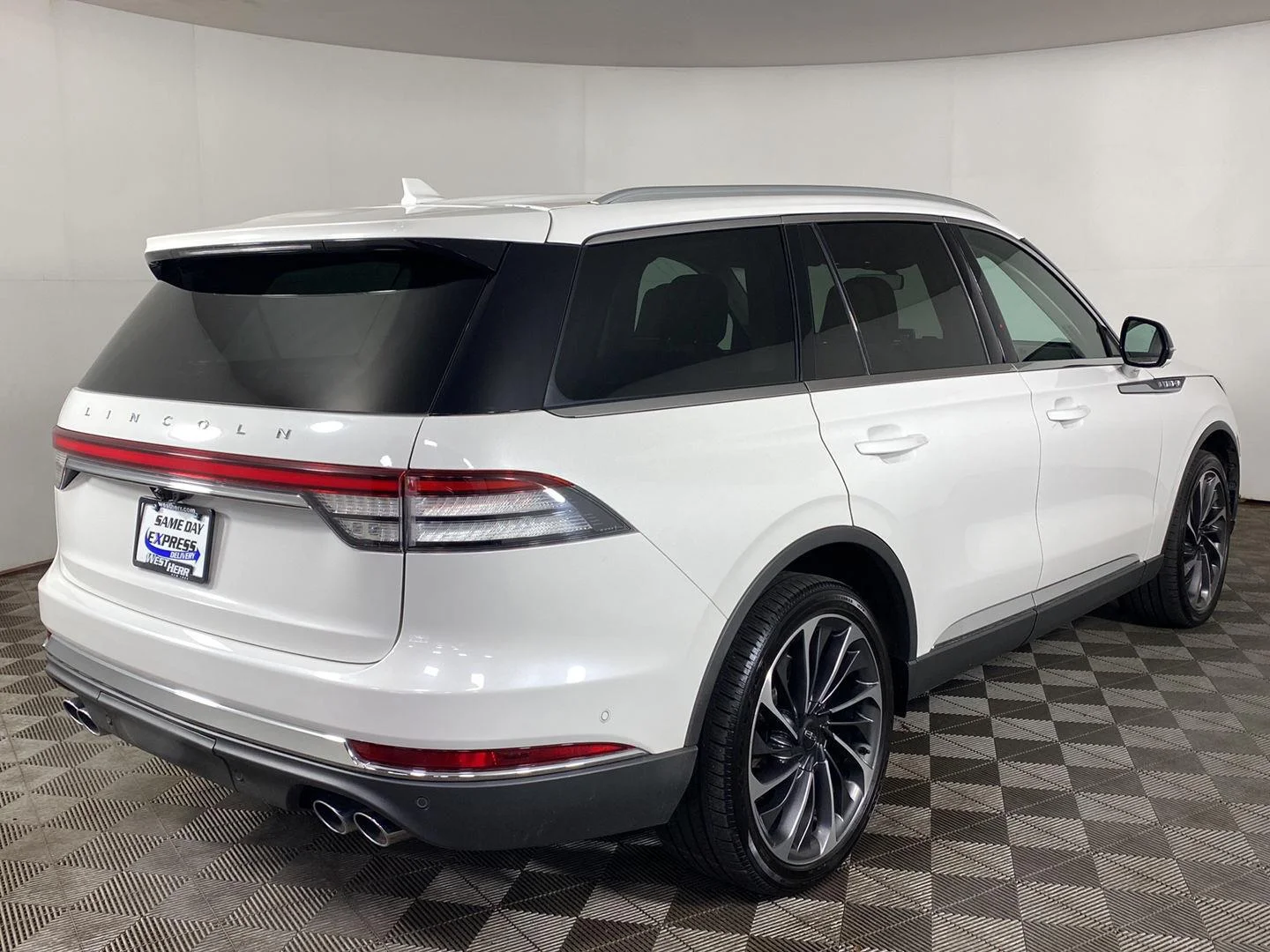 Used 2020 Pristine White Metallic Tri-Coat Lincoln Reserve image 6