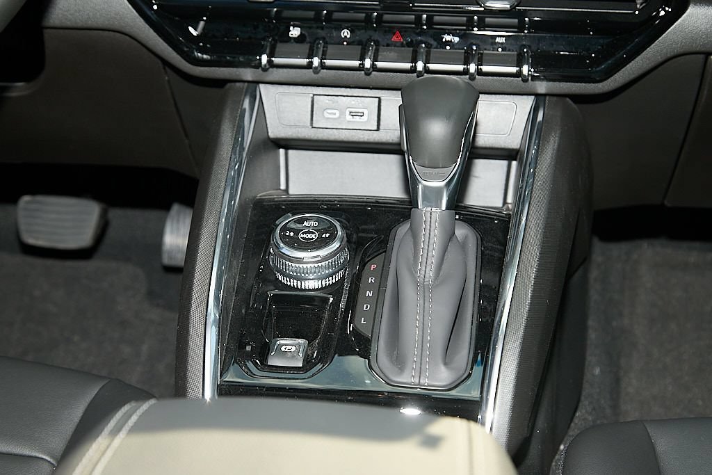 New 2026 Summit White GMC Elevation image 44