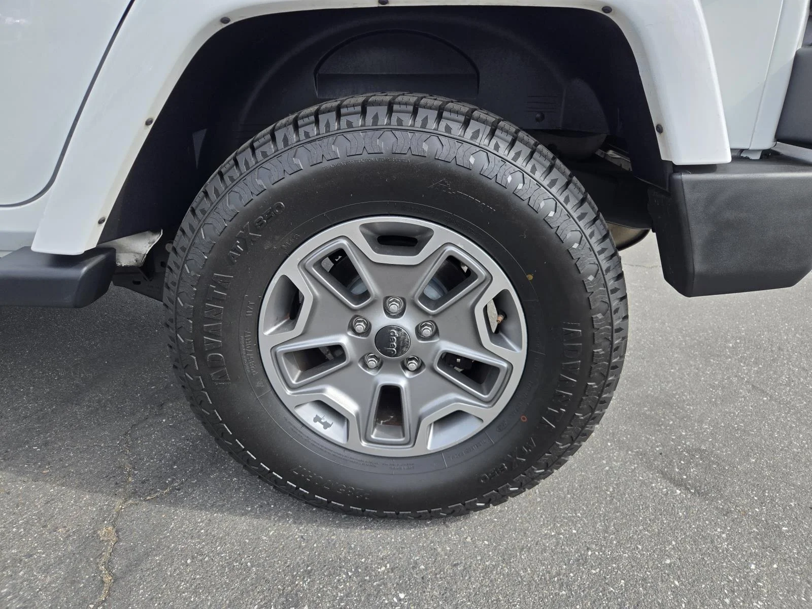 Used 2018 Bright White Clearcoat Jeep Sahara 4x4 image 30