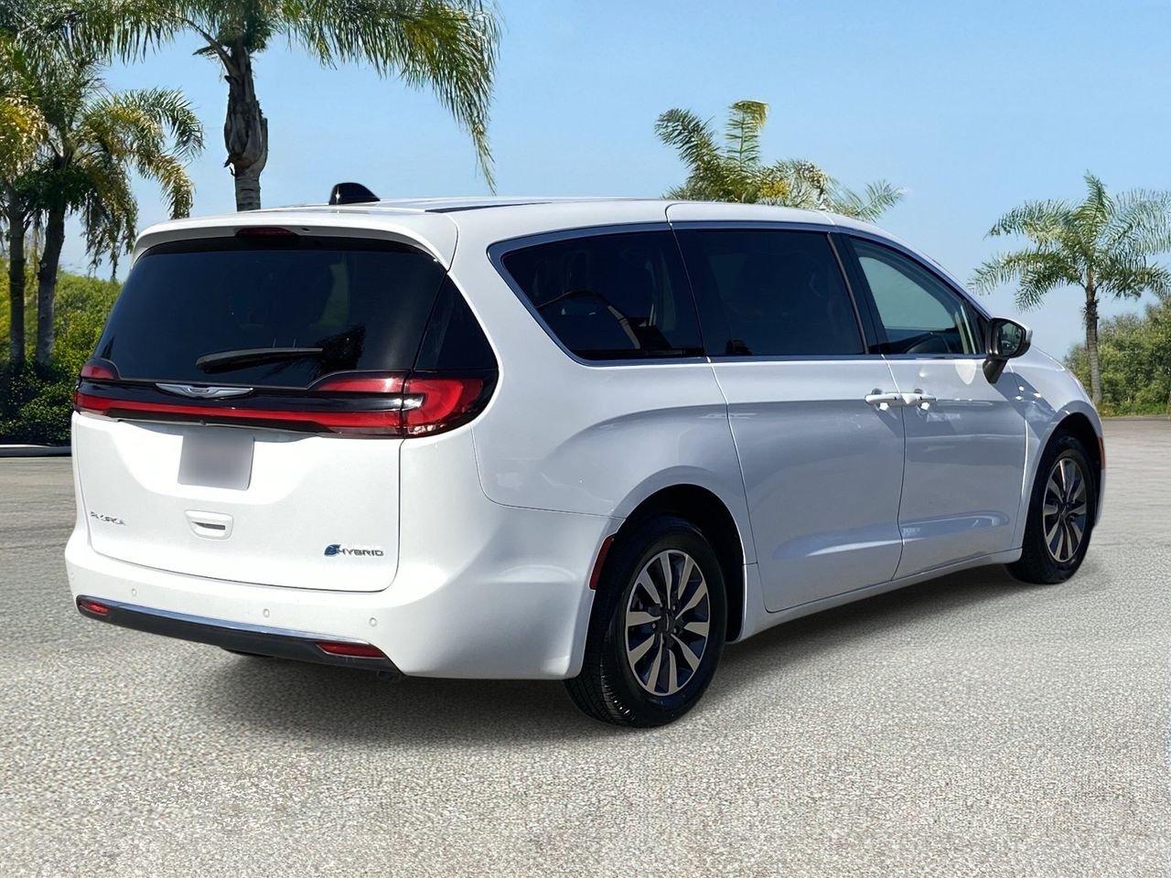 Used 2023 Bright White Chrysler Touring L image 4