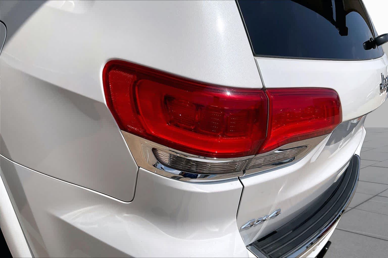 Used 2018 Ivory 3-Coat Jeep Overland image 27