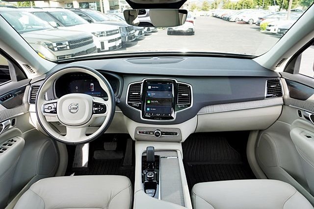 Used 2025 Black Volvo B6 Plus 6-Seater image 19