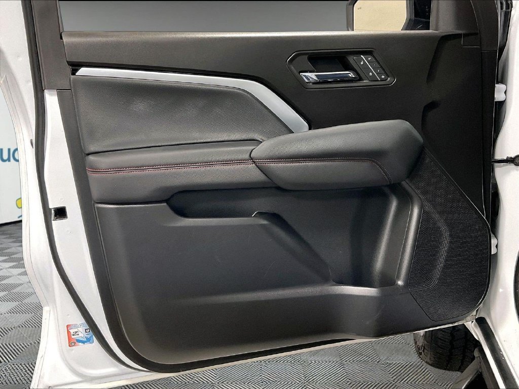 Used 2023 White Chevrolet Z71 image 9