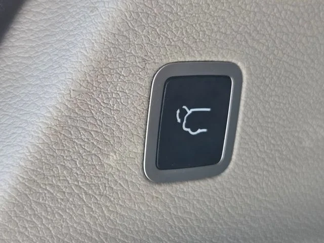 Used 2019 White Chrysler Touring Plus image 33