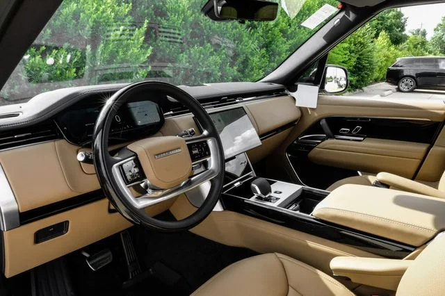 New 2026 Fuji White Land Rover SE image 3