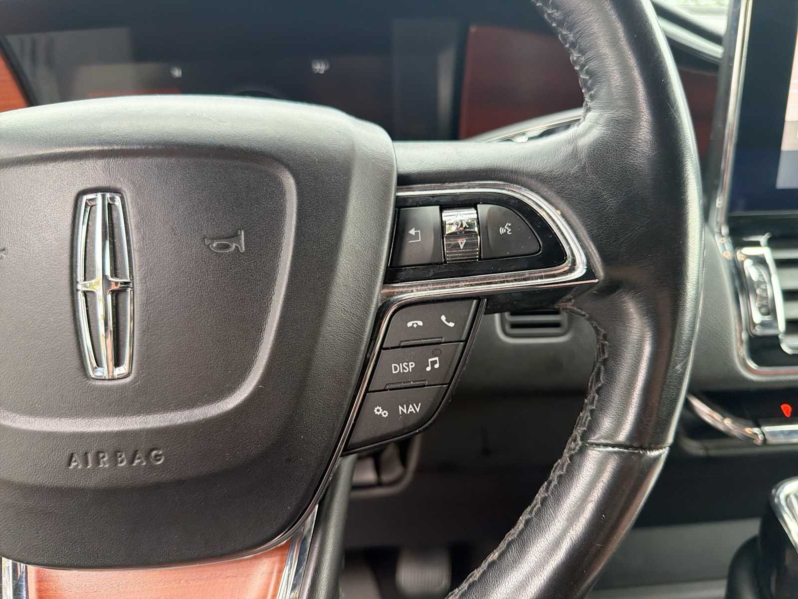 Used 2019 White Platinum Metallic Tri-Coat Lincoln Select image 25