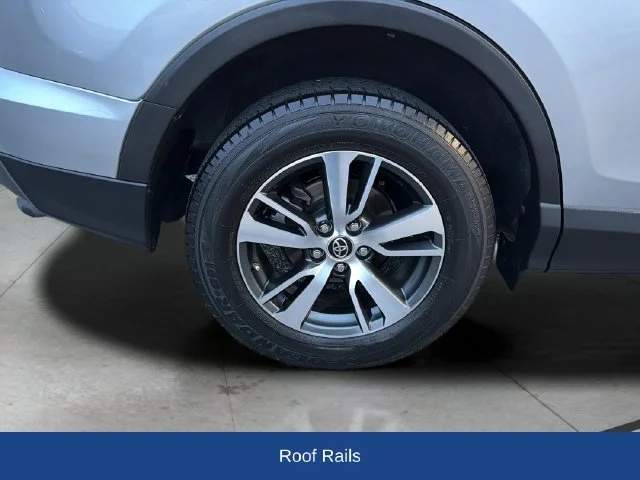 Used 2018 Silver Toyota XLE image 30