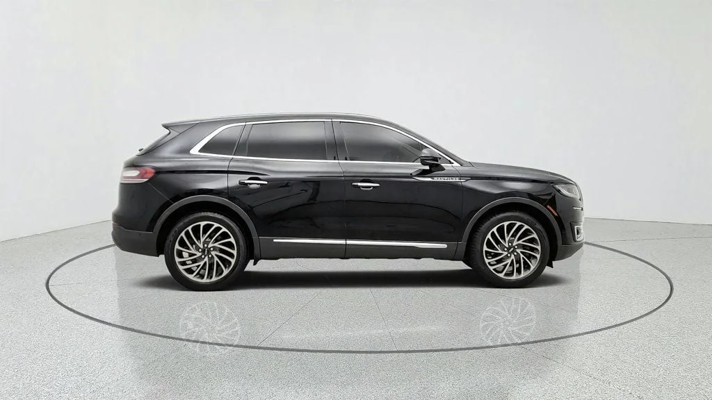 Used 2019 Infinite Black Metallic Lincoln Reserve AWD w/ Tech Package & Driver Assistance image 4