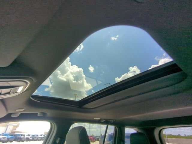New 2026 Bright White Clear-Coat Exterior Paint Jeep Laredo X image 24