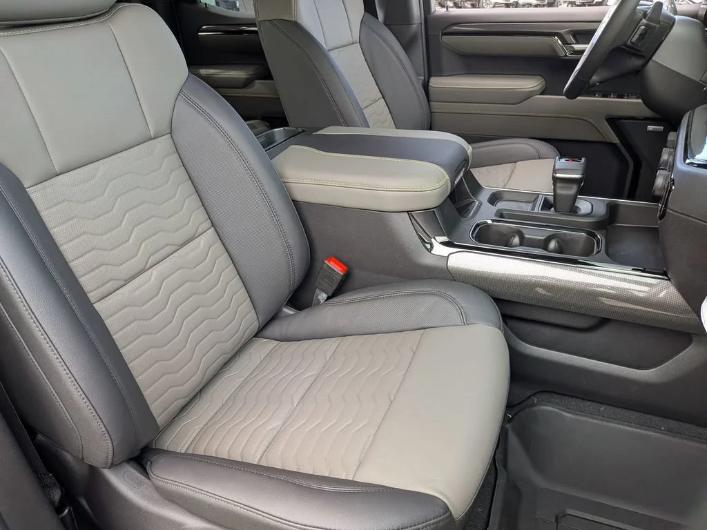 New 2026 Summit White Chevrolet ZR2 image 32