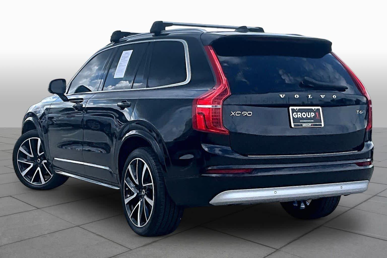 Used 2022 Onyx Black Metallic Volvo Momentum image 11