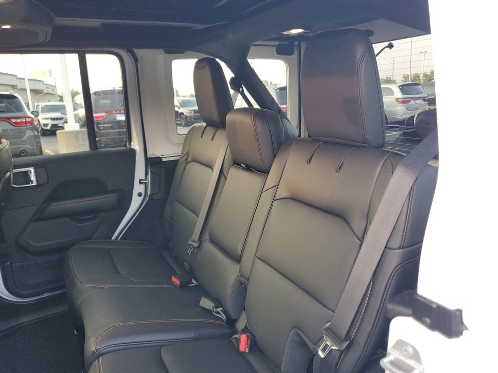 New 2026 Bright White Clear-Coat Exterior Paint Jeep Sahara image 12