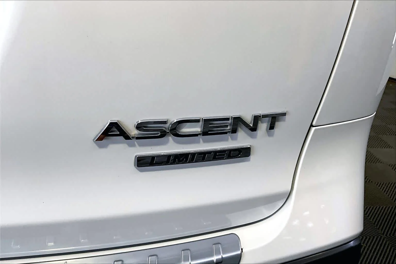 Used 2019 Crystal White Pearl Subaru Limited image 10