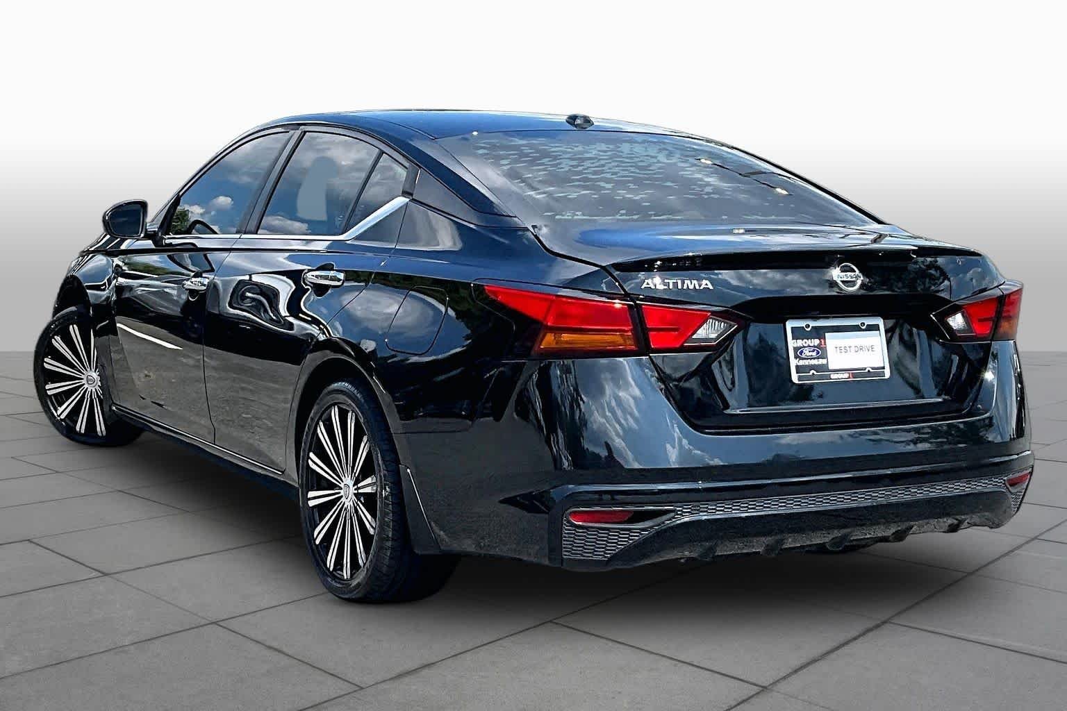 Used 2020 Super Black Nissan 2.5 S image 12