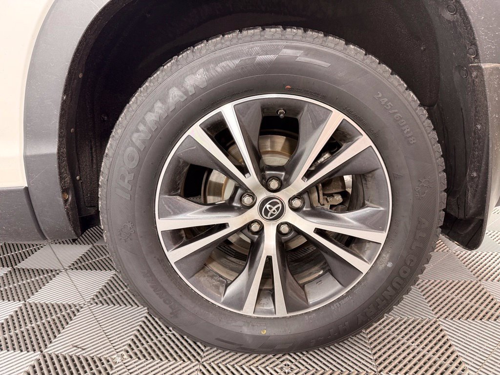 Used 2019 White Toyota LE image 15
