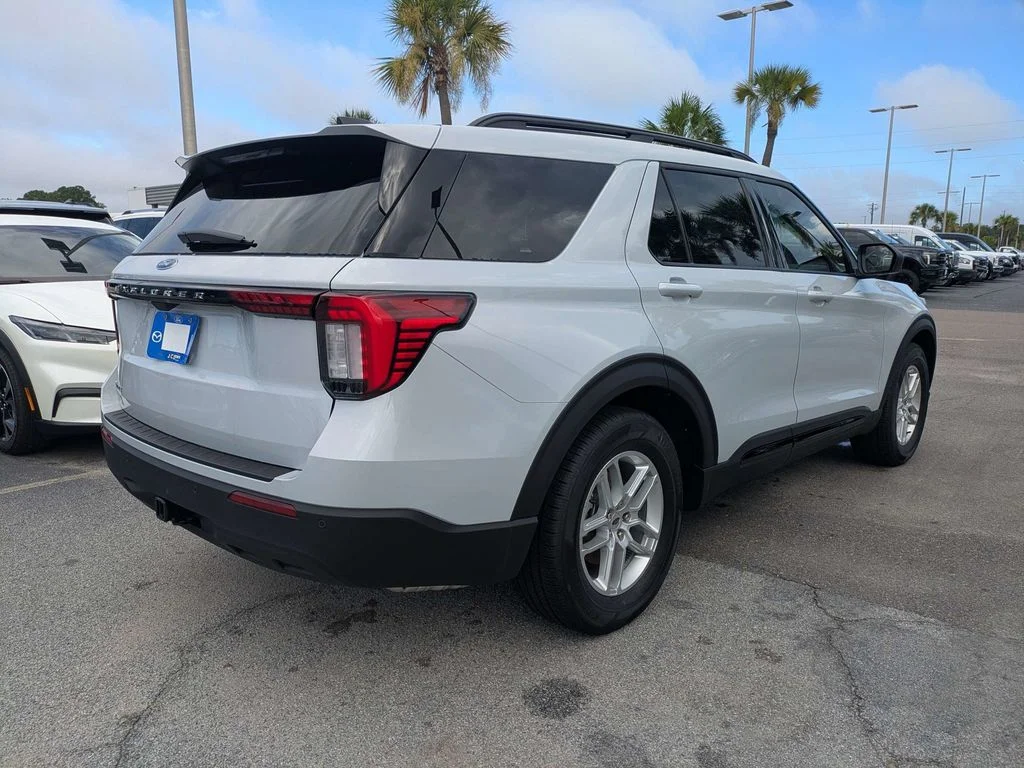 New 2026 Space White Metallic Ford Active image 4