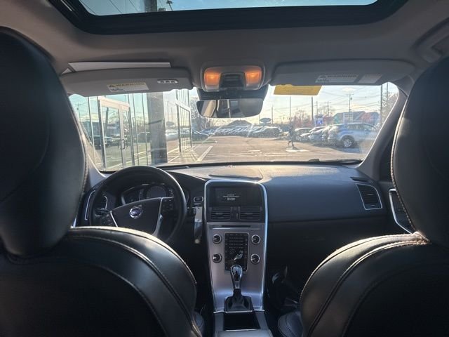 Used 2017 Blue Volvo T6 Dynamic image 12