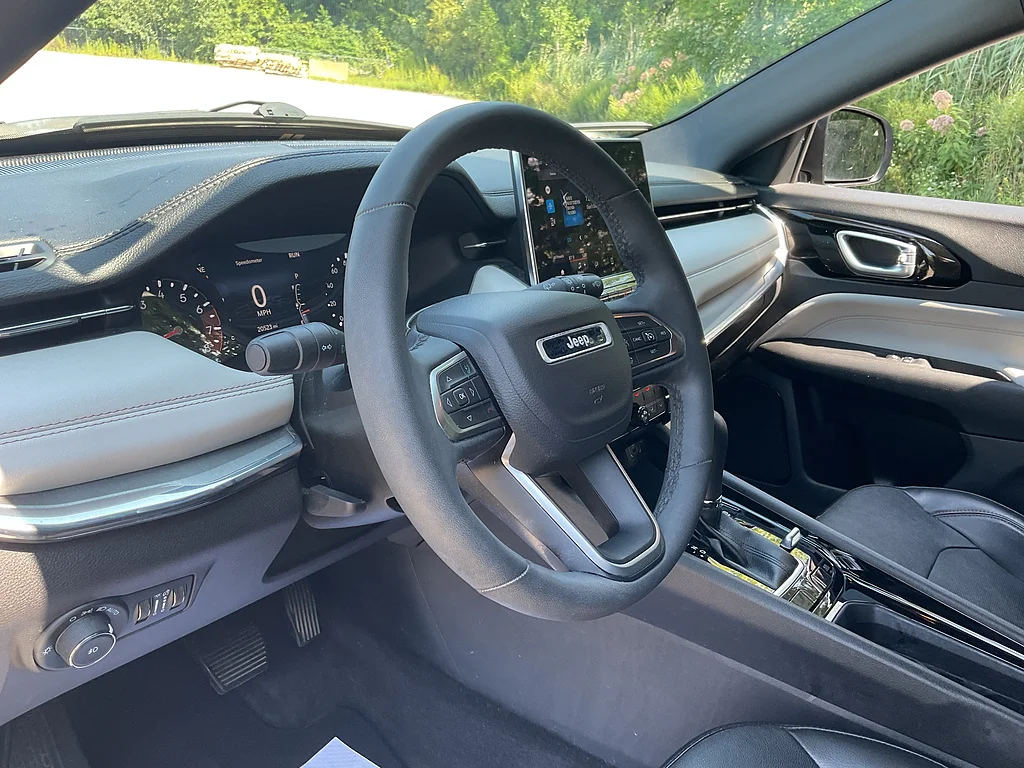 Certified Used 2023  Jeep Limited image 10