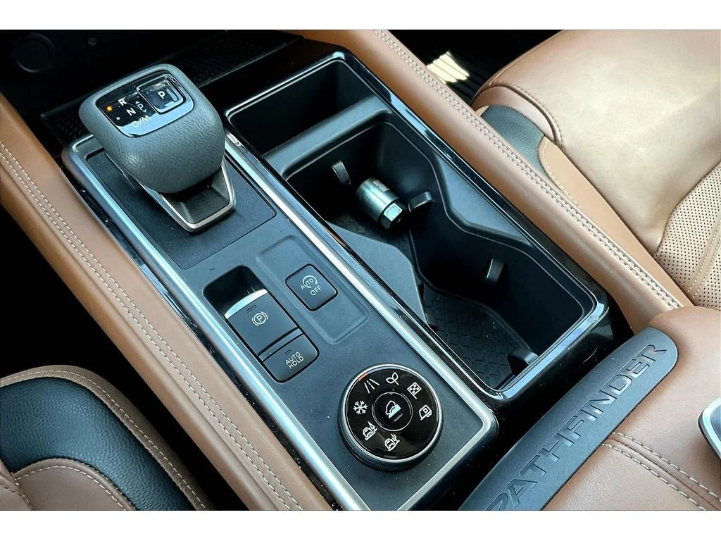 Used 2023  Nissan Platinum image 25