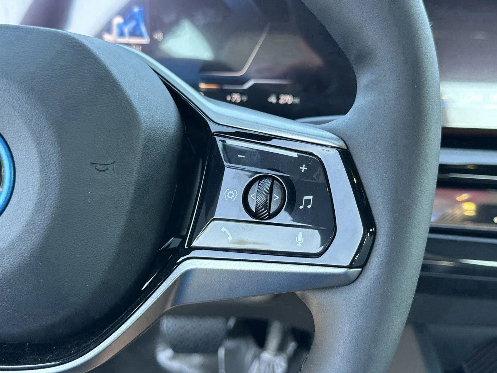 New 2026 Oxide Grey Metallic BMW eDrive40 image 35