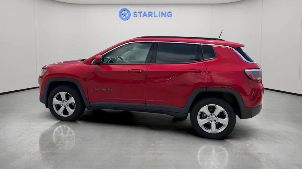 Used 2018 Red Jeep Latitude 4x4 image 2