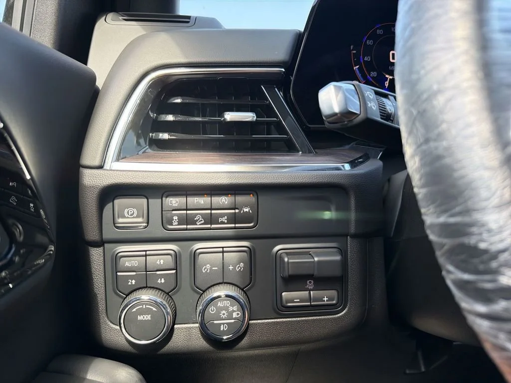 Used 2025 Iridescent Pearl Tricoat Chevrolet Z71 image 24