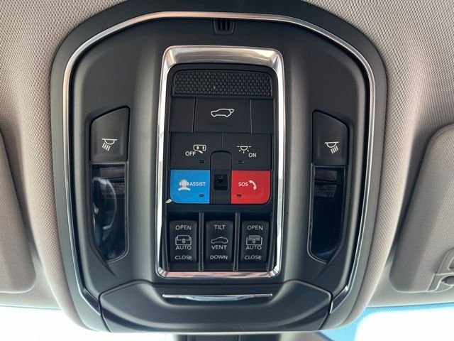 Used 2023 Silver Jeep 4xe image 18