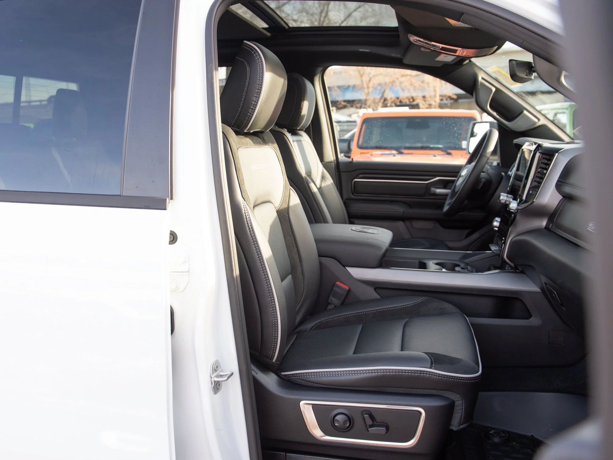 Used 2026 White RAM Sport* Crew Cab 4x4, Twin-Turbo, Pano Sunroof, Nav, 12 Inch Screen image 17