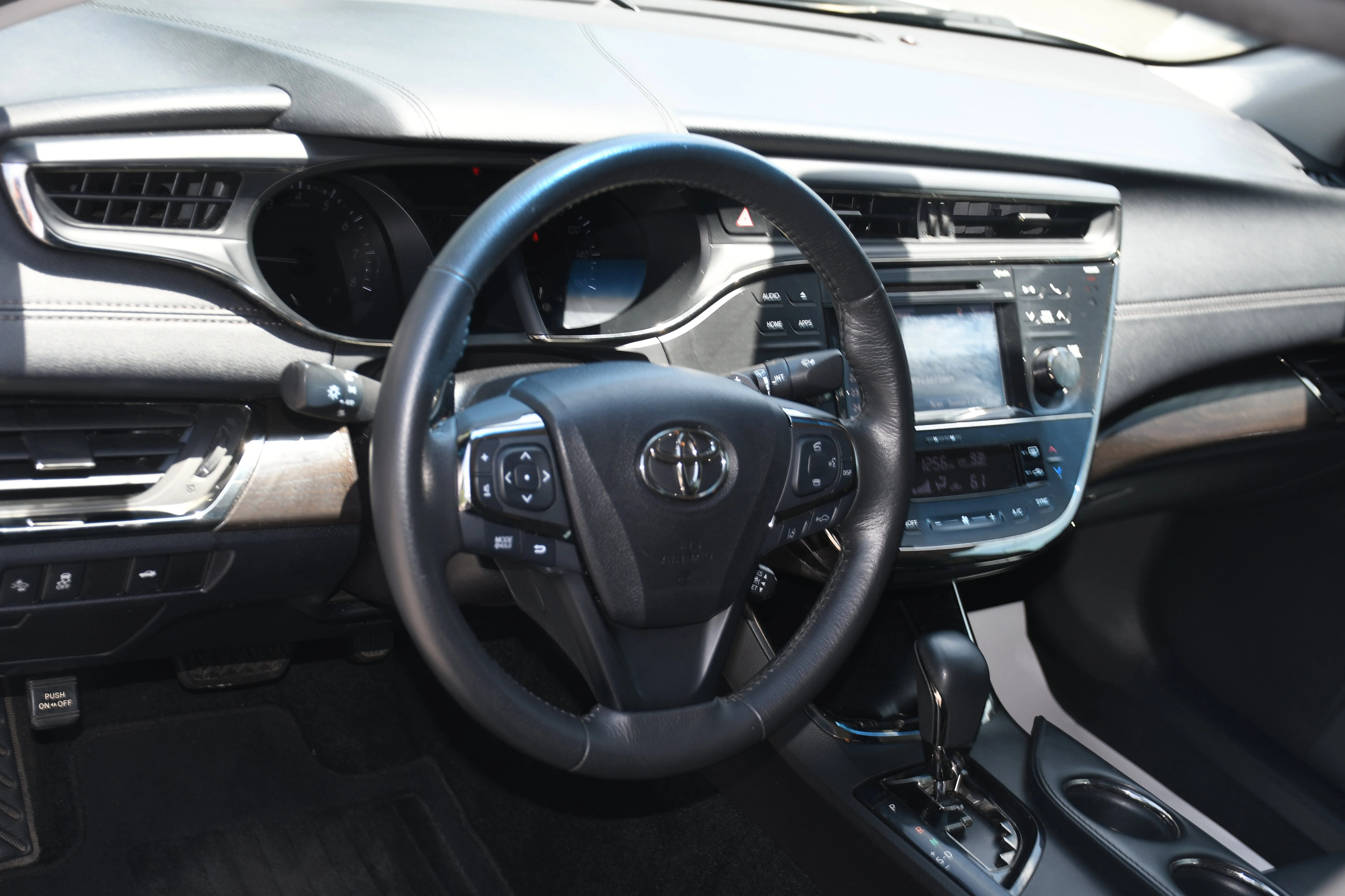 Used 2018 Silver Toyota XLE image 8