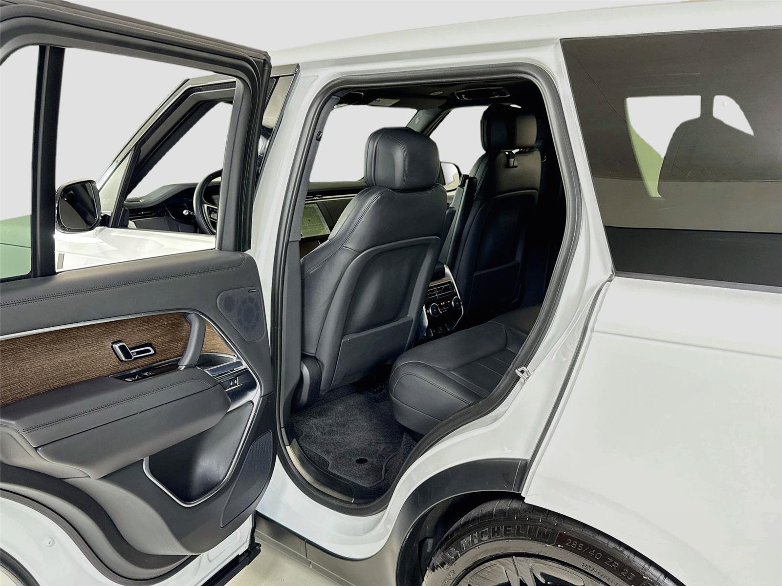 Used 2024 Fuji White Land Rover SE | Blackout Pkg | 360 Camera | Heated/Vented Seats image 25