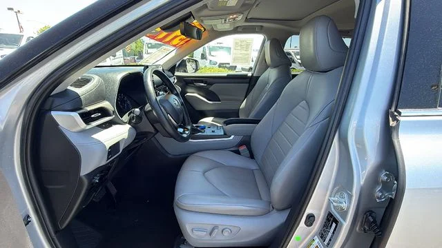 Used 2021 Silver Toyota XLE image 33