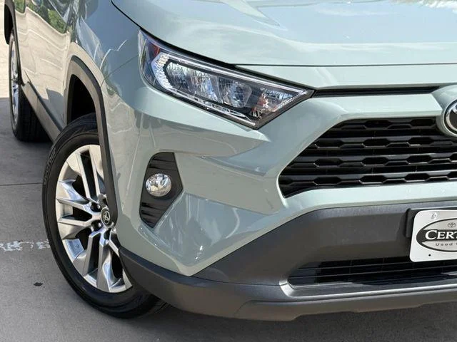 Certified Used 2019 LUNAR ROCK Toyota XLE Premium image 3