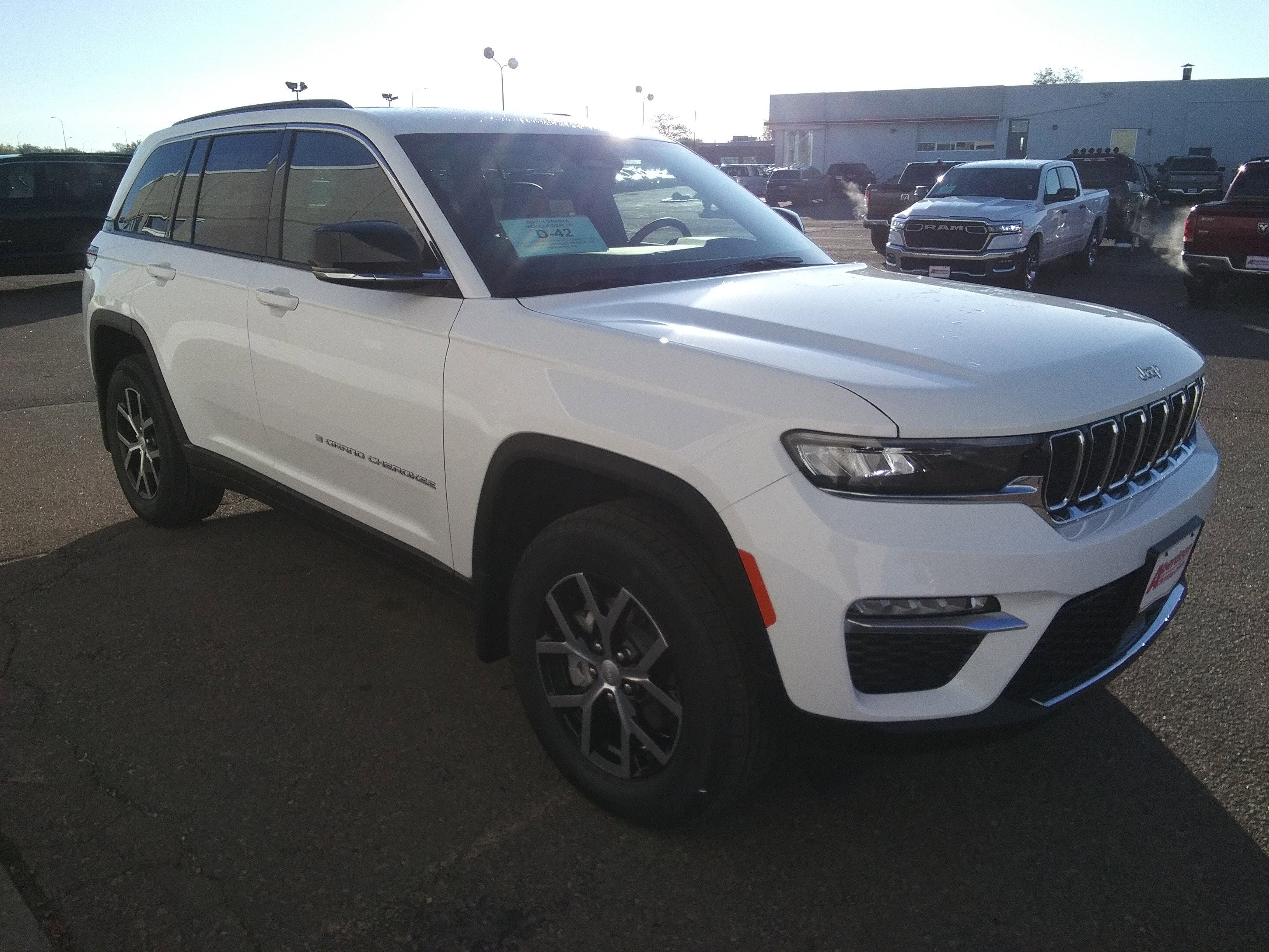 2025 Jeep Grand Cherokee Limited photo 3