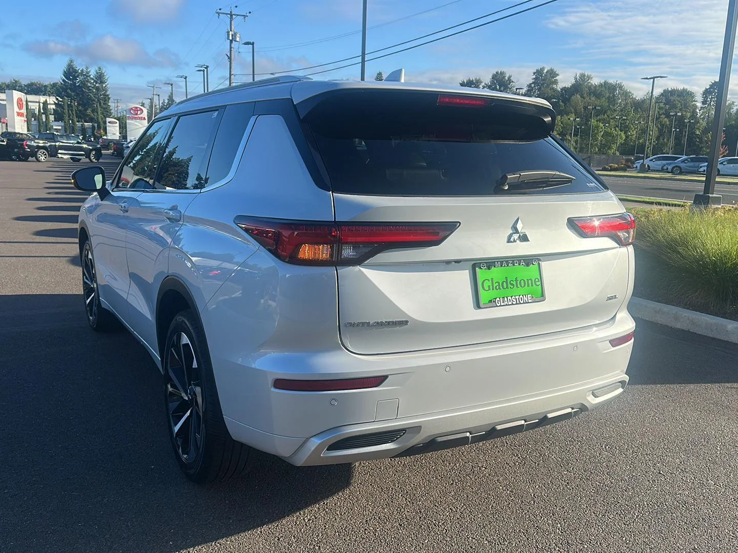 Used 2024 White Diamond Mitsubishi SEL image 3