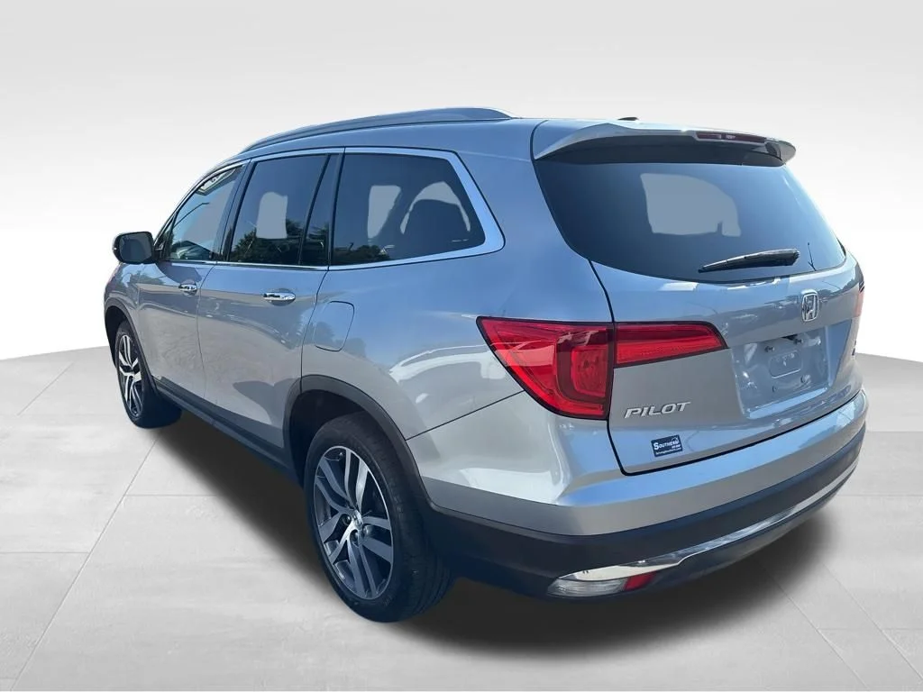 Used 2017  Honda Touring image 3
