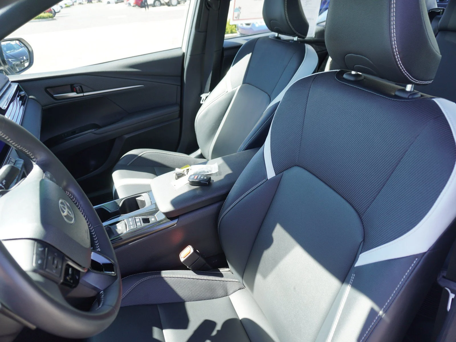 Used 2025 Ice Cap Toyota SE image 22
