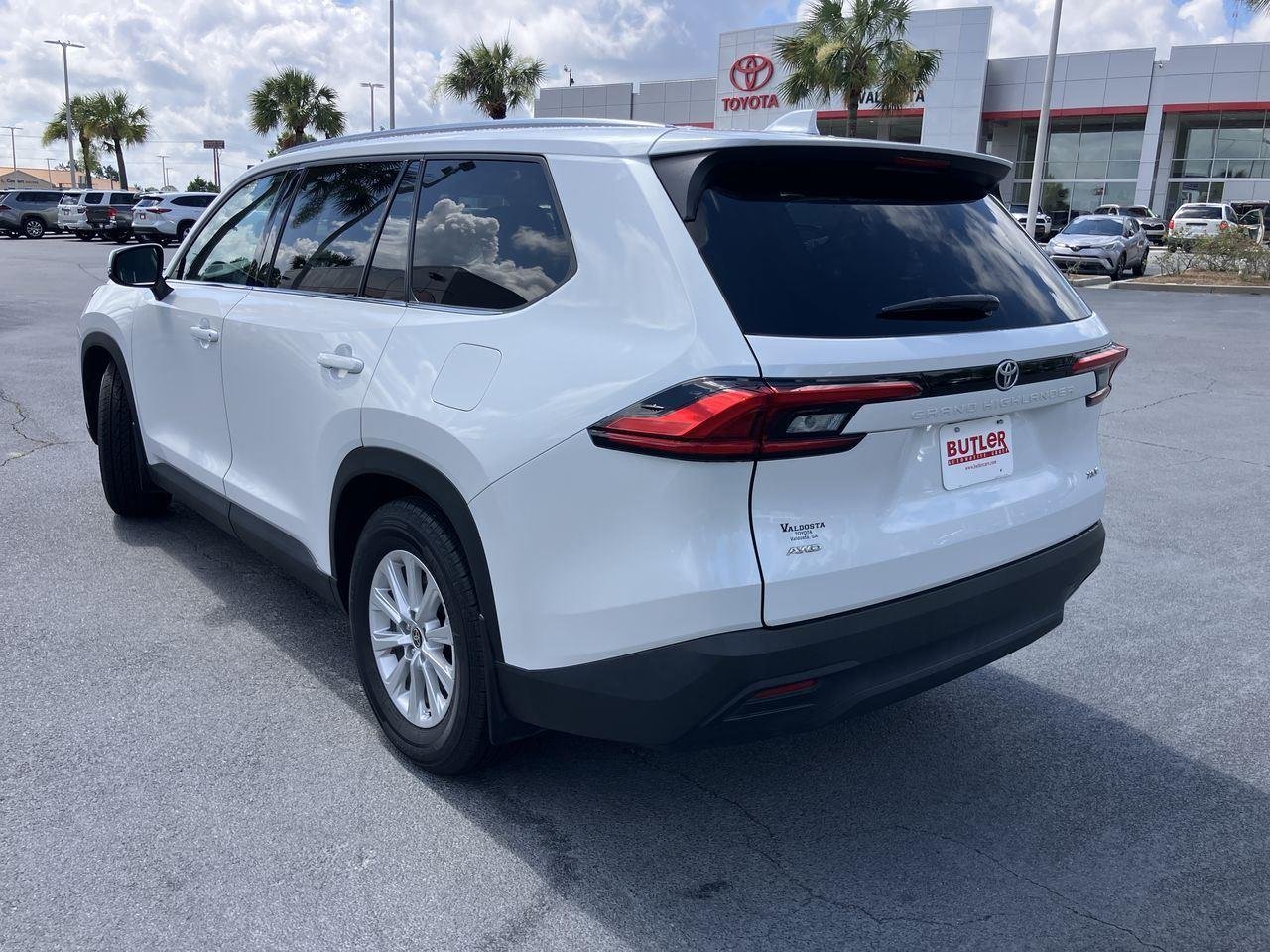 Used 2024 White (Wind Chill Pearl) Toyota XLE AWD image 3
