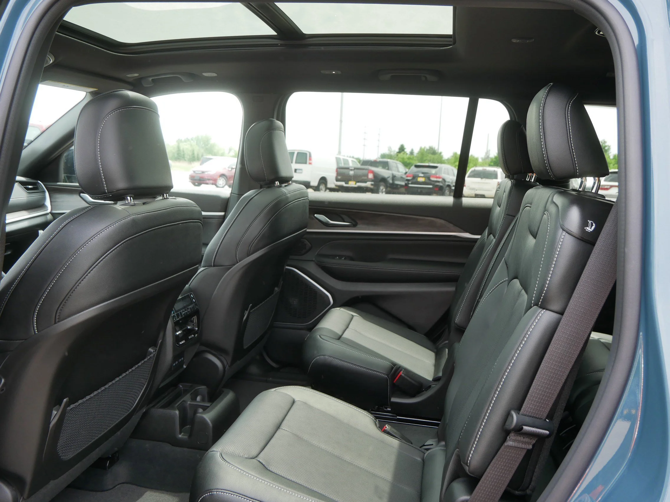 New 2026 Steel Blue Exterior Paint Jeep Limited Reserve image 6