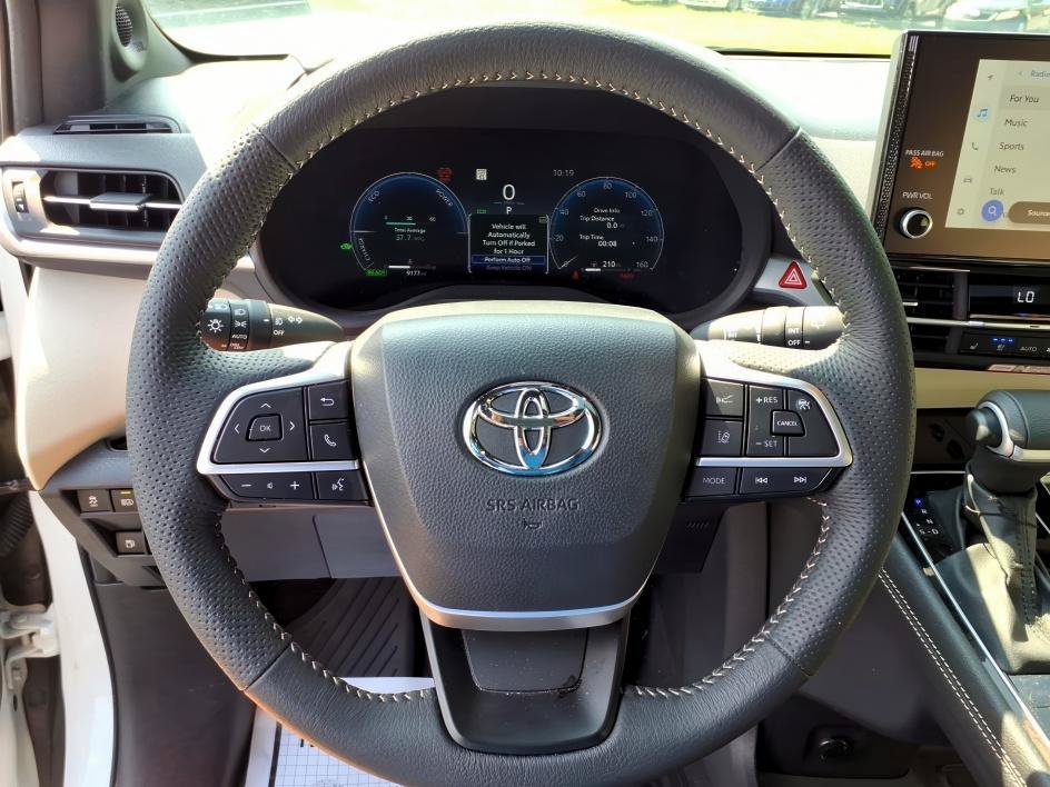 Used 2026 Wind Chill Pearl Toyota Limited image 26