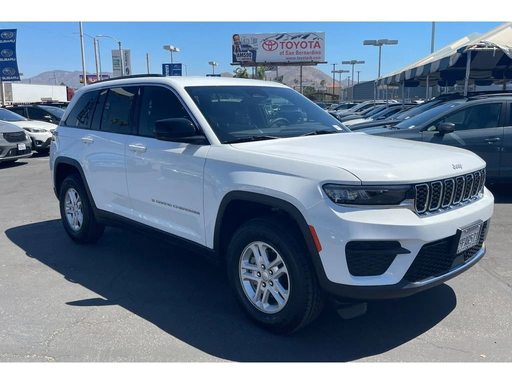 Used 2024 BRIGHT WHITE CLEARCOAT Jeep Laredo image 8