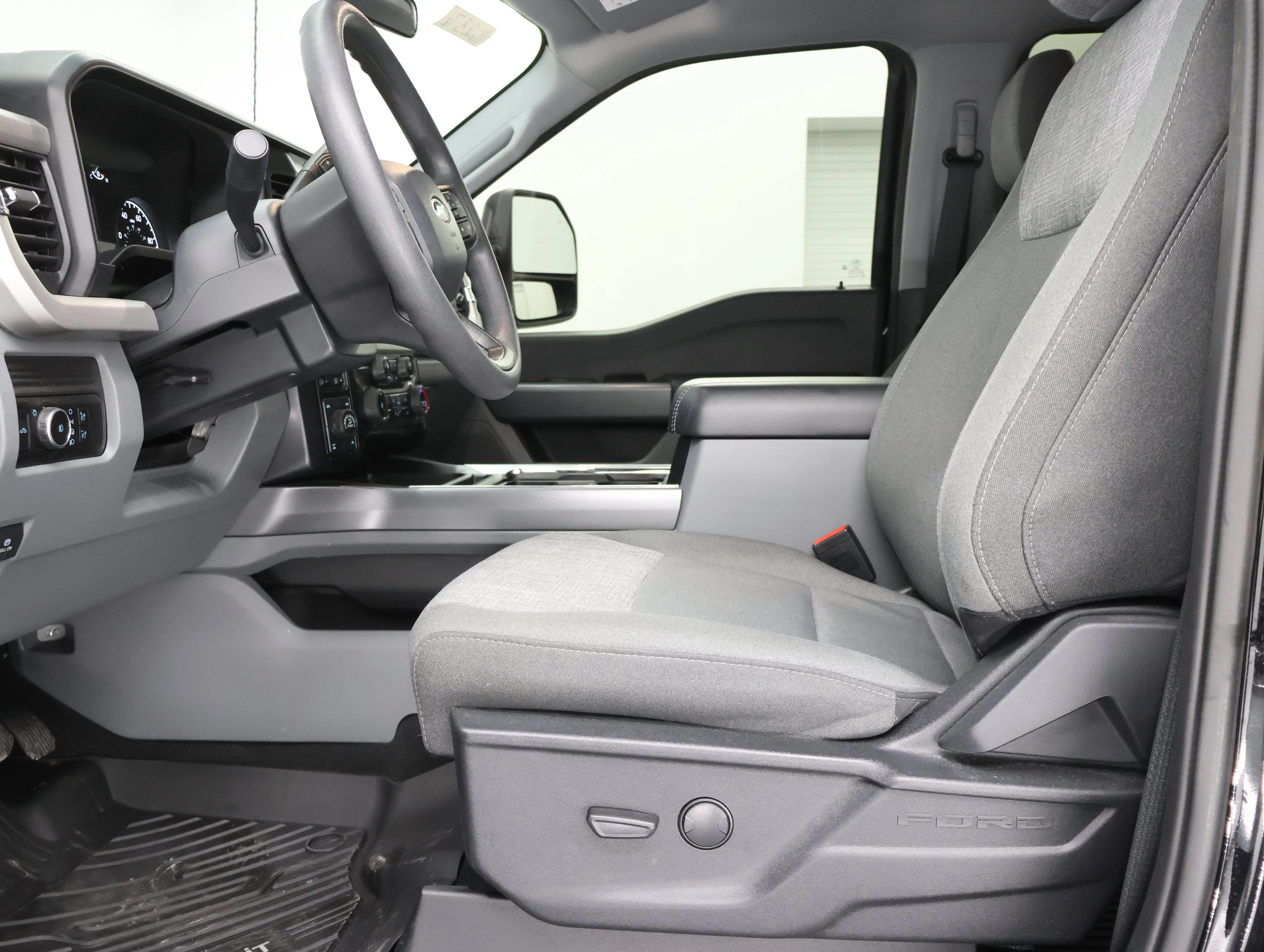 Used 2024 Agate Black Metallic Ford XLT image 8