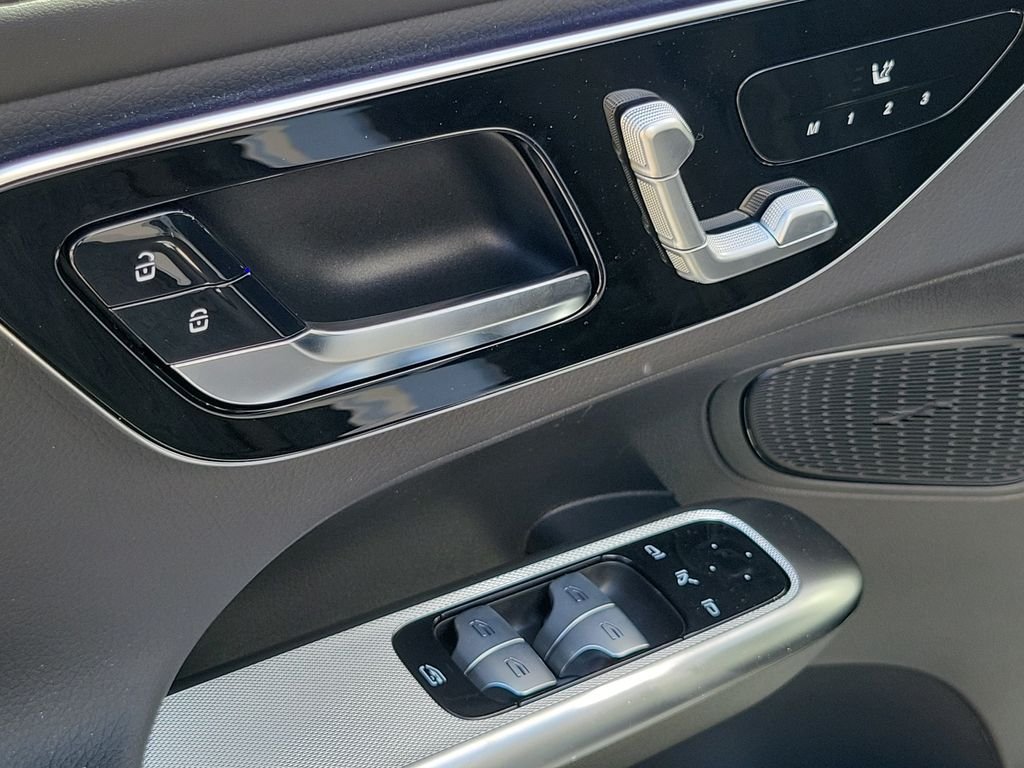 New 2027 MANUFAKTUR Moonlight White Metallic Mercedes-Benz GLC 300 image 17