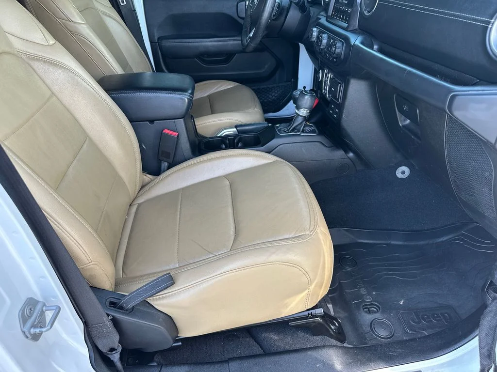 Used 2019 White Jeep Unlimited Sahara image 13
