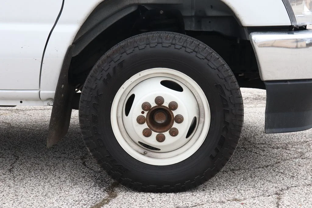 Used 2025 Oxford White Ford Base image 33