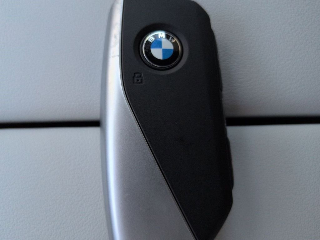 New 2026 Alpine White BMW xDrive40i image 30