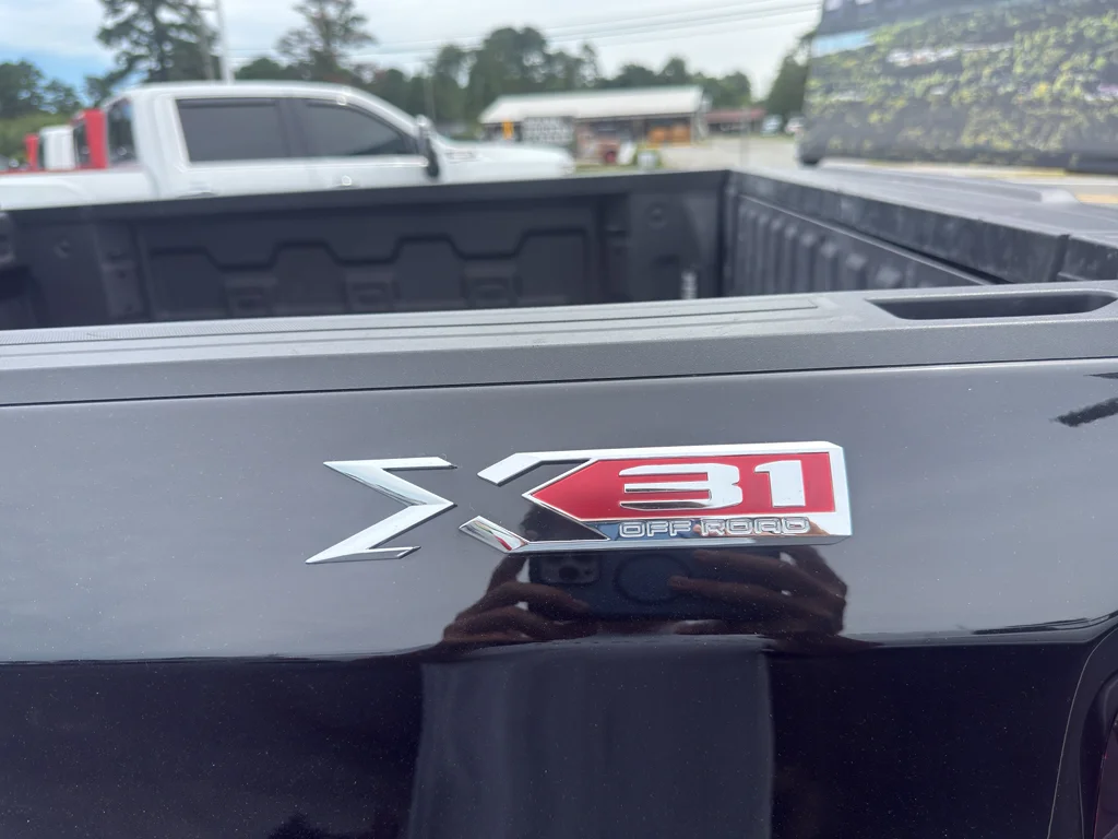 Used 2025 Onyx Black GMC SLT image 9